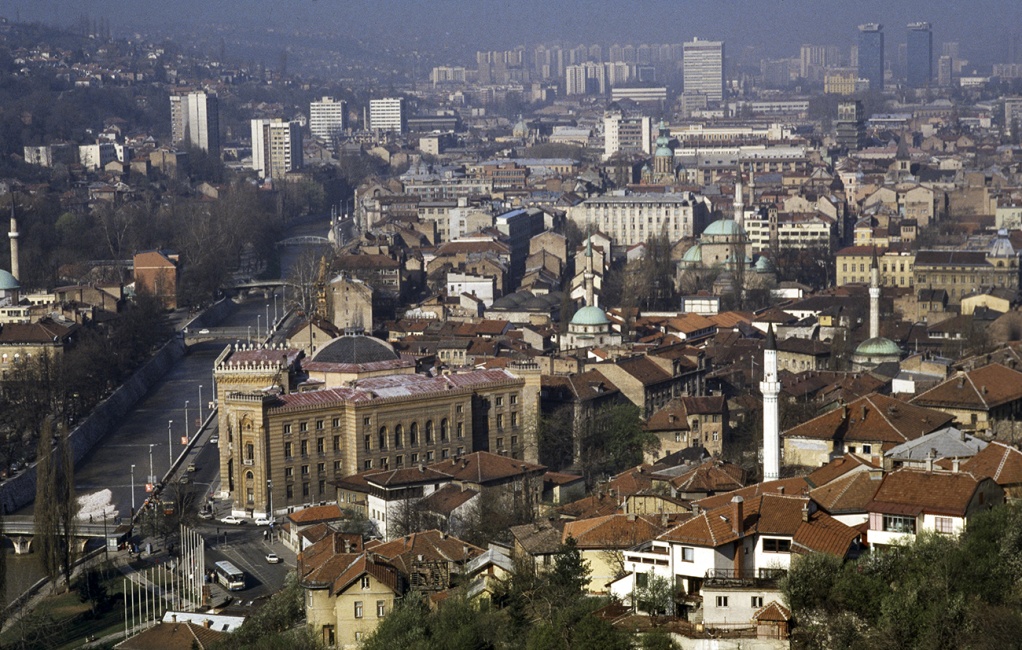 Jugoslavia 1990: panoramica su Sarajevo dall'alto della collina di Alifakovac.