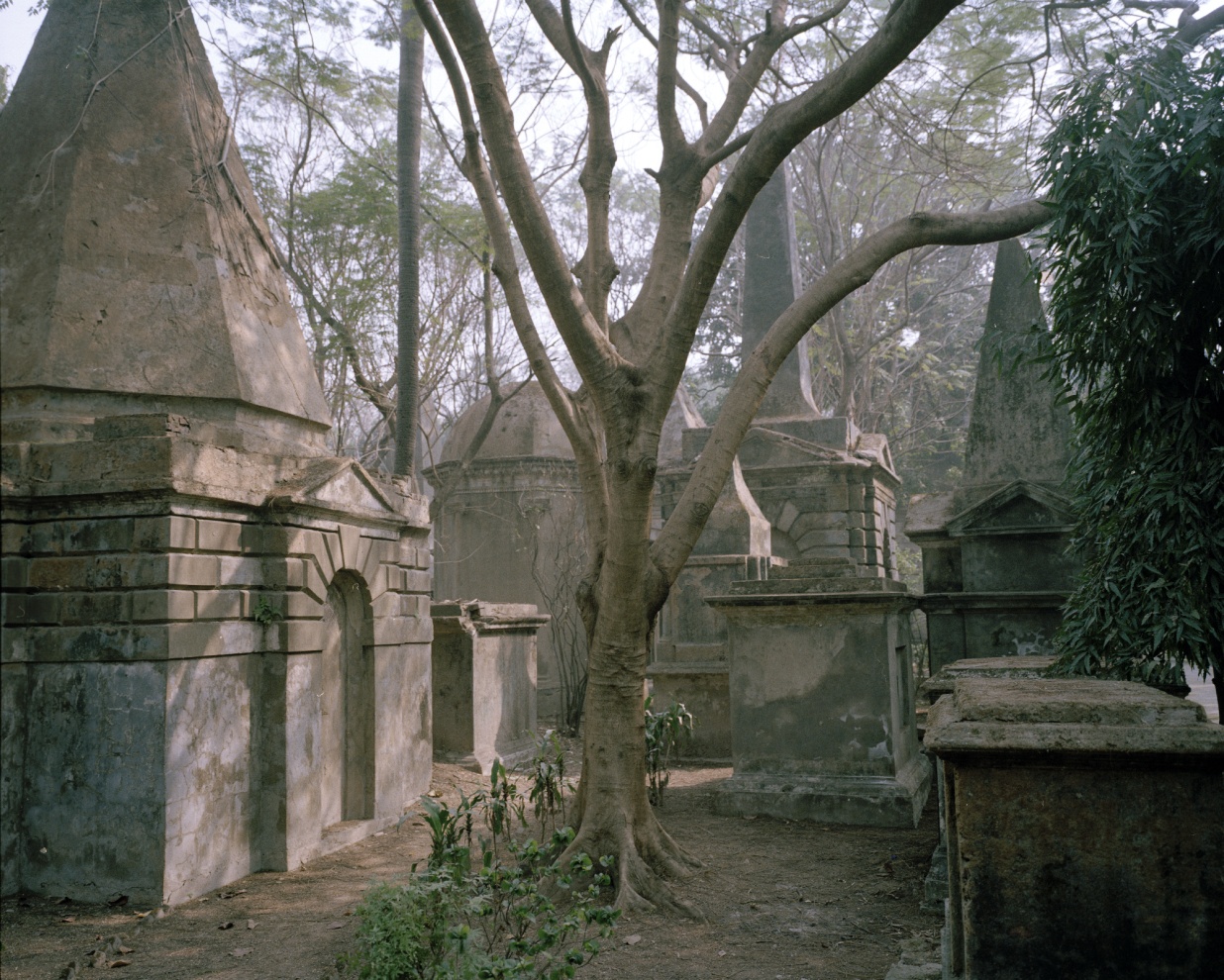 Kolkata/ Calcutta,2015. South Park Street Cemetery, formerly known as the ‘Great Christian Burial Ground’, was one of the earliest non-church cemeteries in the world. The cemetery houses numerous graves and monuments belonging to British soldiers, administrators, and their families. 