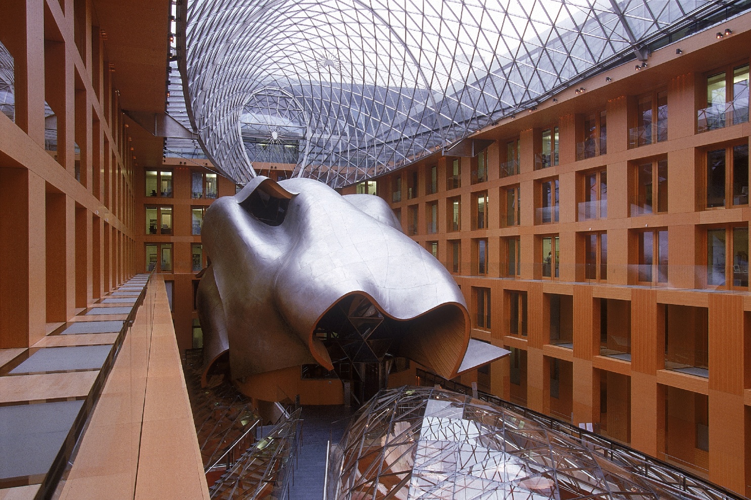 Berlin, Pariser Platz 3, D.G. Bank by Franck O. Gehry, ''Plenum'' in the atrium of the bank